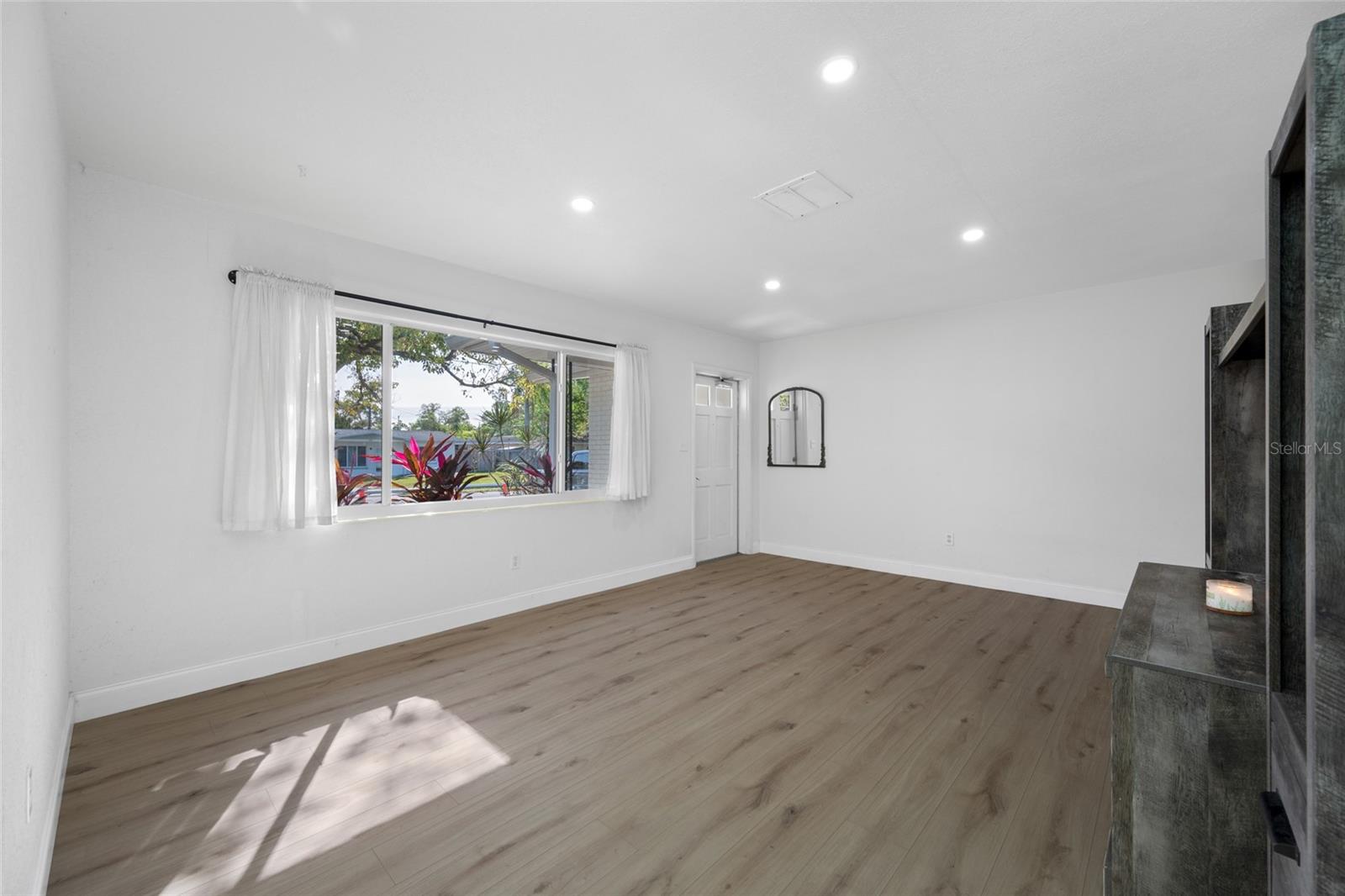 1268 ROBIN HOOD LANE