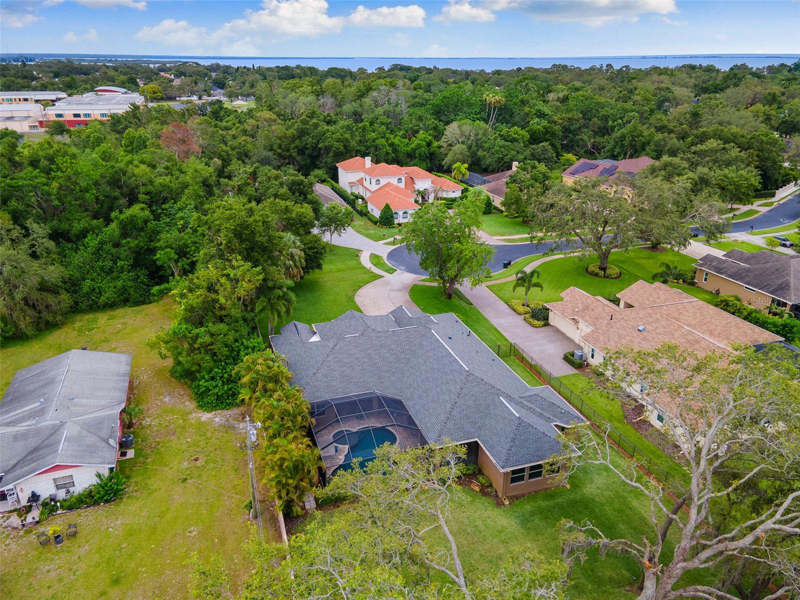 512 CREEKSIDE COURT
