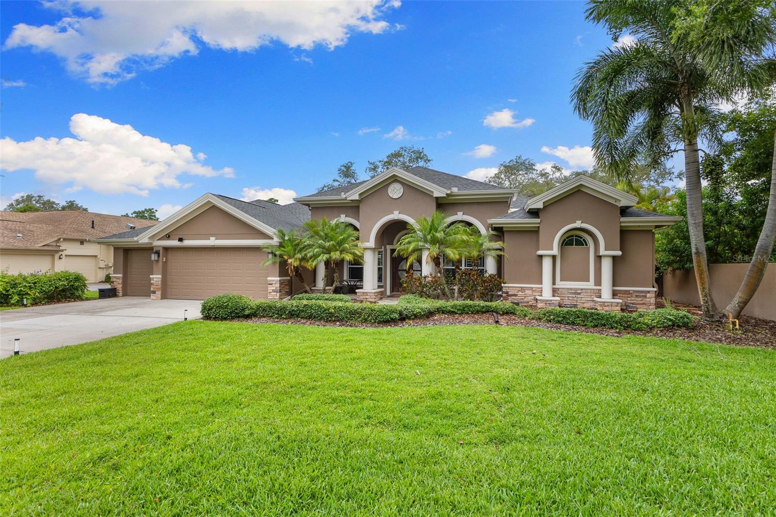 512 CREEKSIDE COURT