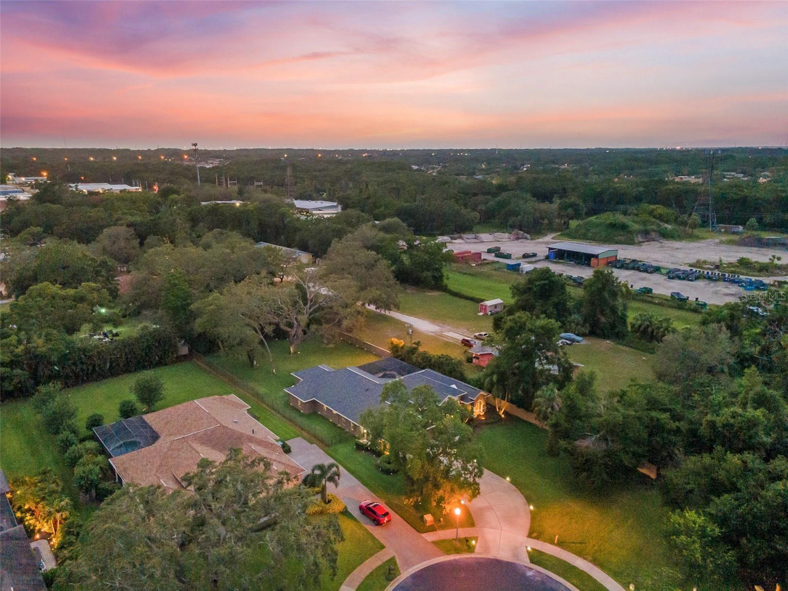 512 CREEKSIDE COURT