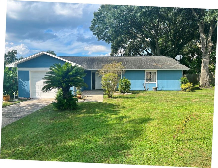 This cozy 4/2, single-family home, is nestled in the established quiet community of Hiawassee Hills. Great location boasting quick access to 408 and major highways, close to downtown and Orlando's most sought after attractions as well as shopping. This oversized lot is perfect for running around and enjoying the outdoors. This beautiful home has 18" ceramic tile throughout and welcomes tons of natural light. This is a MUST see and won't last for long.
BACK ON THE MARKET FINANCING FELL THROUGH