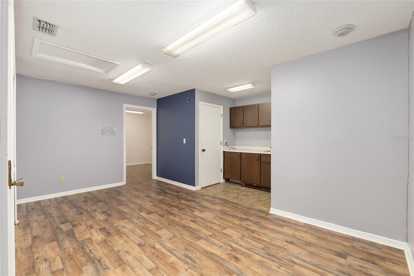 STARTING GATE OFFICE COMPLEX - Commercial Lease