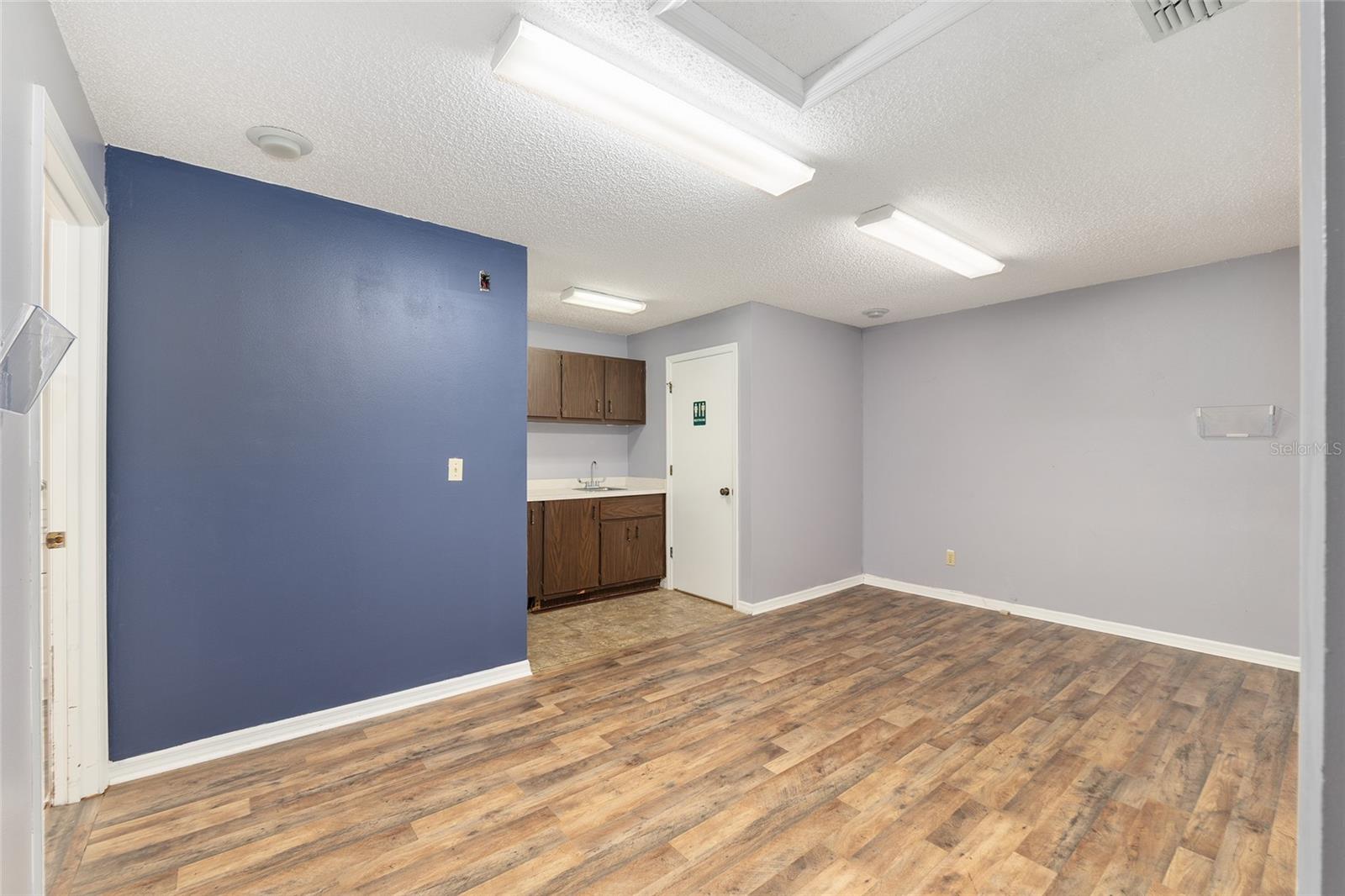 STARTING GATE OFFICE COMPLEX - Commercial Lease