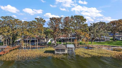 A home in TAVARES