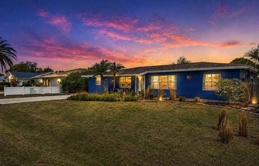 Photo of 1320 Laurel Avenue, Venice, FL 34285 (MLS # A4691933)