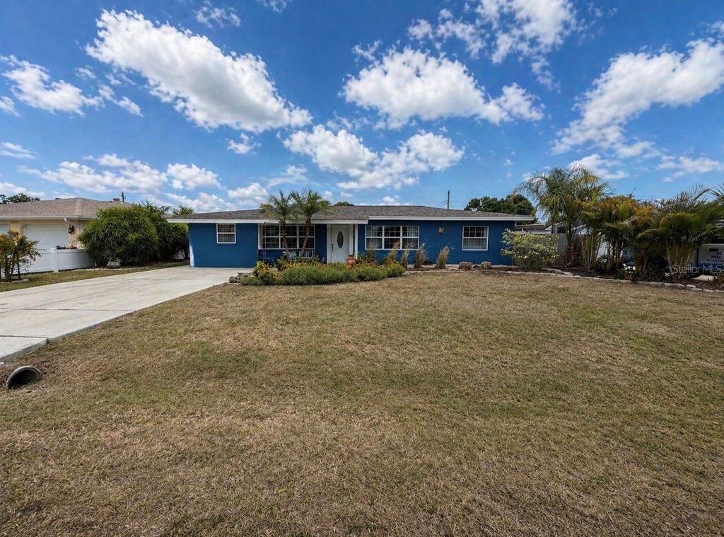 Photo of 1320 Laurel Avenue, Venice, FL 34285 (MLS # A4691933)