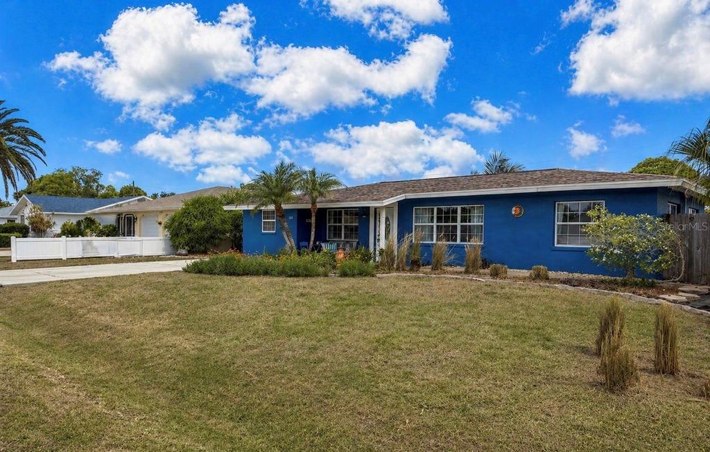 Photo of 1320 Laurel Avenue, Venice, FL 34285 (MLS # A4691933)