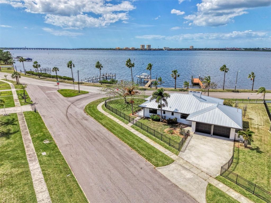 Photo of 1822 Riverside Drive E, Bradenton, FL 34208 (MLS # A4687798)