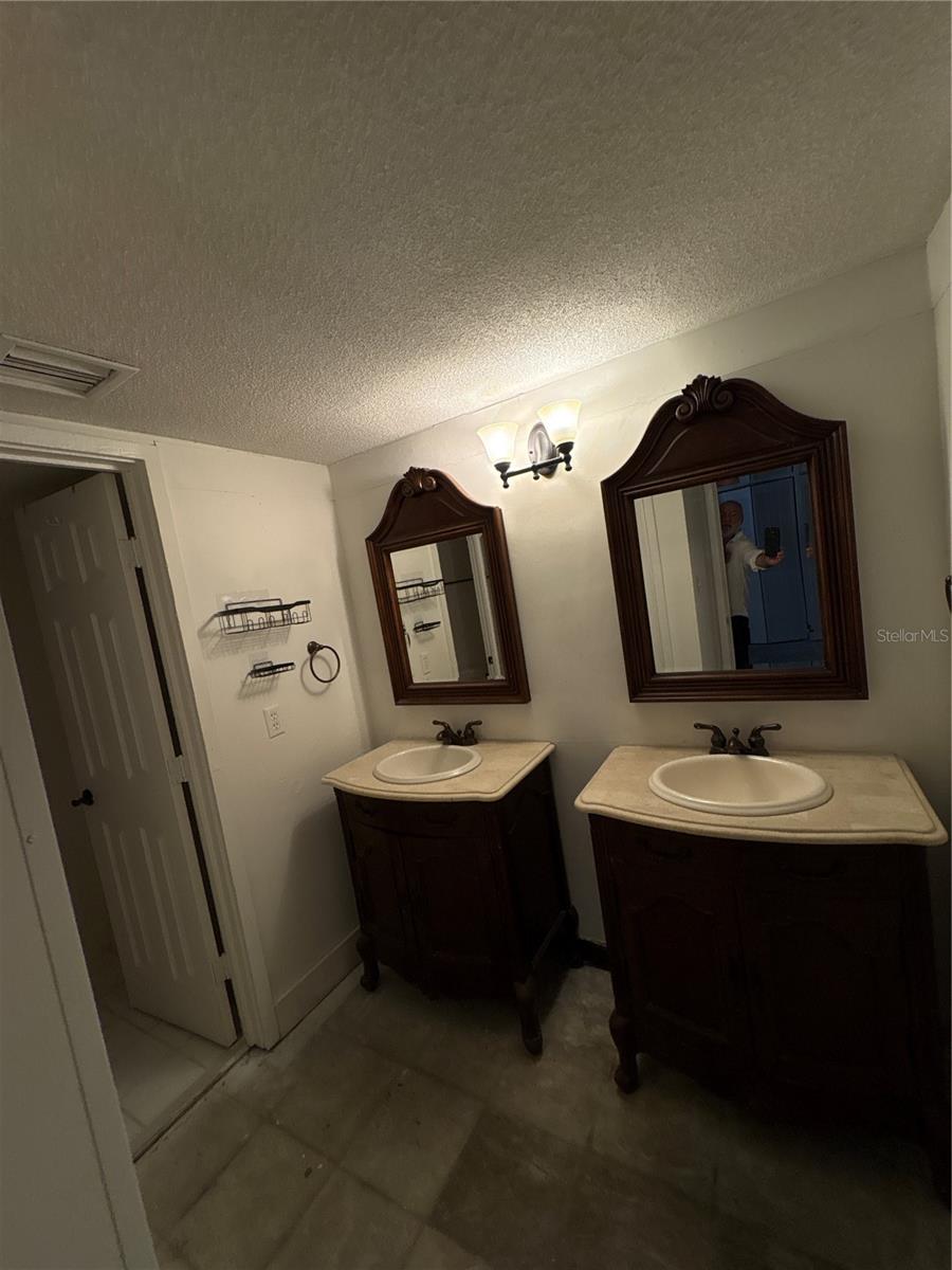 GRENELEFE CONDO CORNER LAKE WEST - Residential