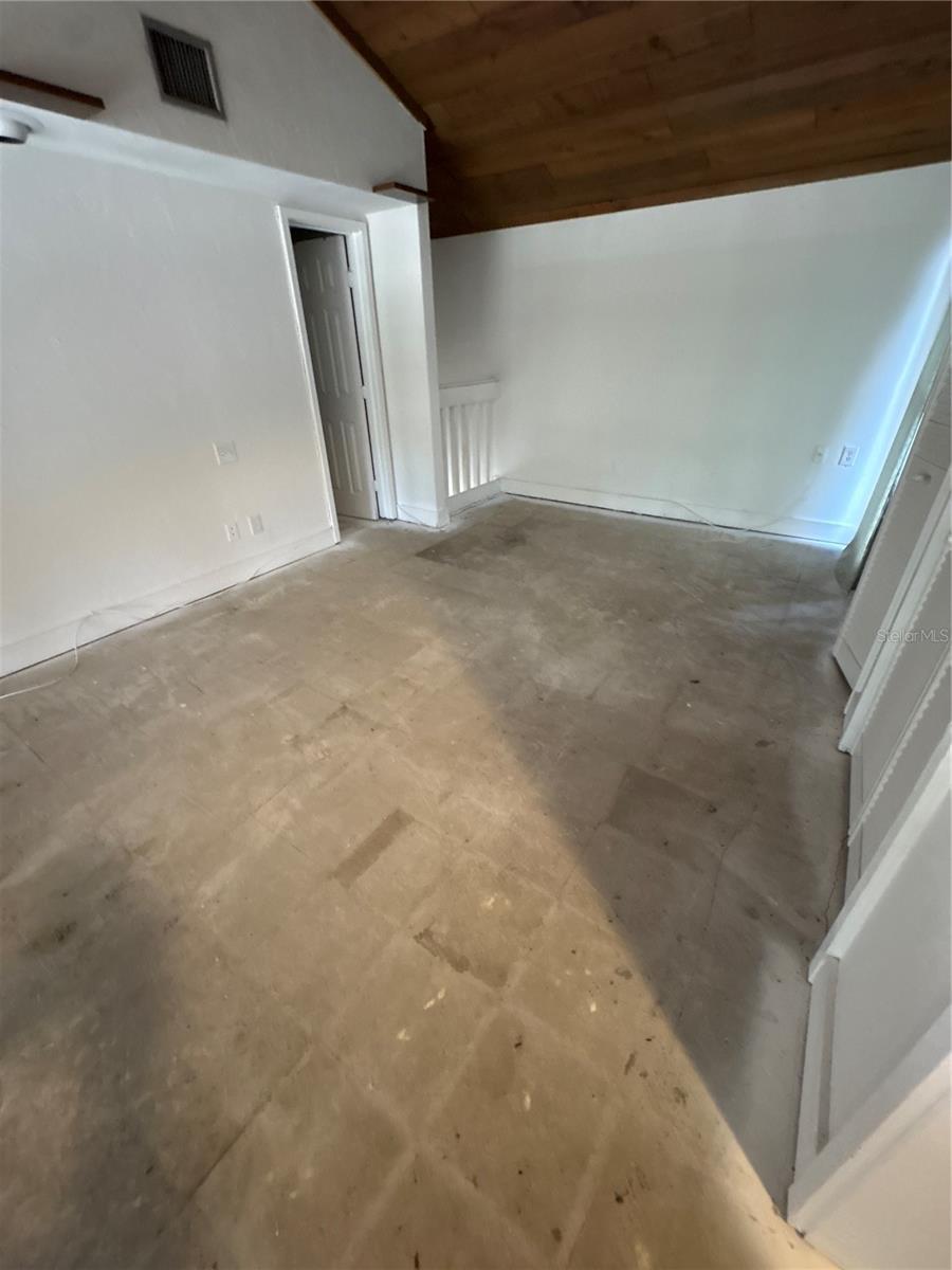 GRENELEFE CONDO CORNER LAKE WEST - Residential