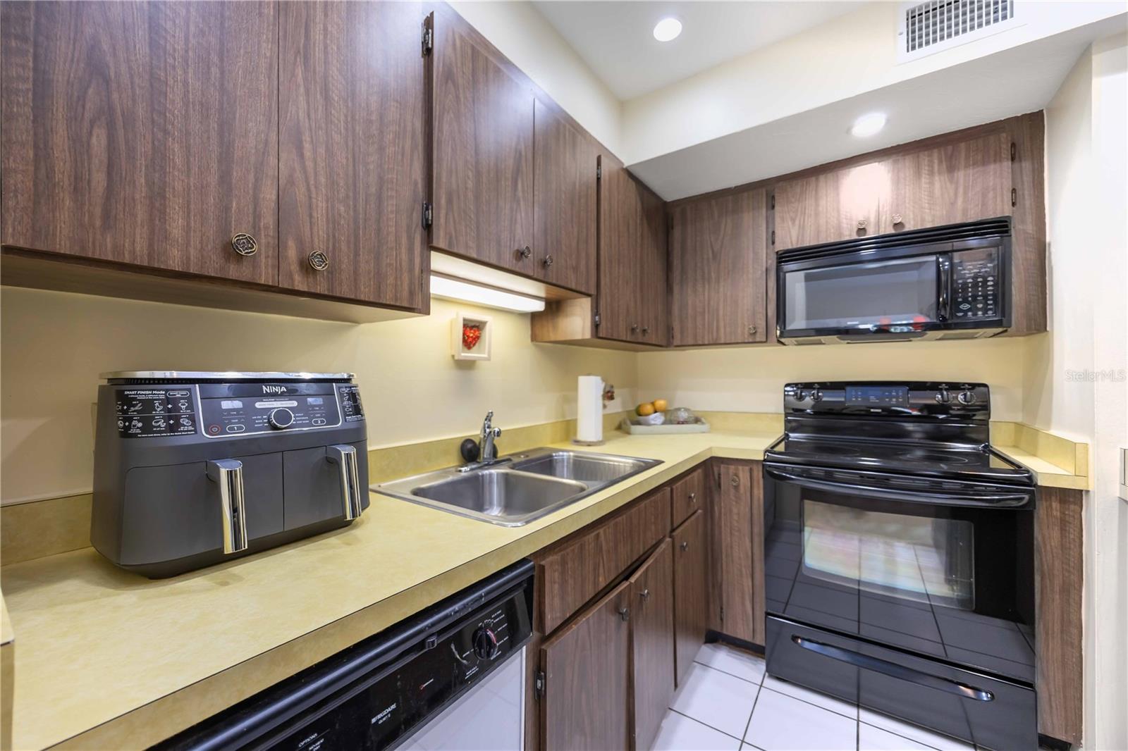 SUMMER LAKES - Residential