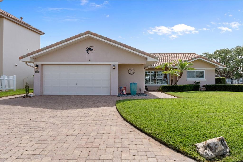 Photo of 2221 N Kings Cove Point, Crystal River, FL 34429 (MLS # OM725568)