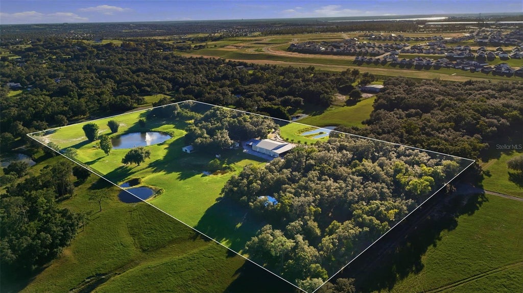 Photo of 15211 Vinola Place, Montverde, FL 34756 (MLS # G5119029)