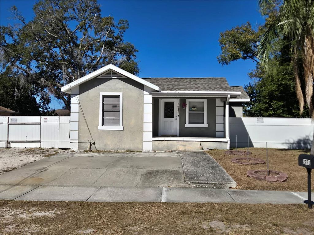 Photo of 2921 W Walnut Street, Tampa, FL 33607 (MLS # TB8474022)