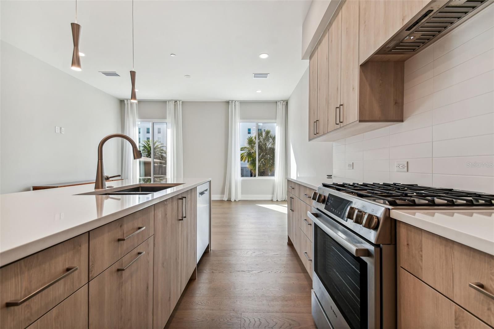 ROYAL TWNHMS - Residential