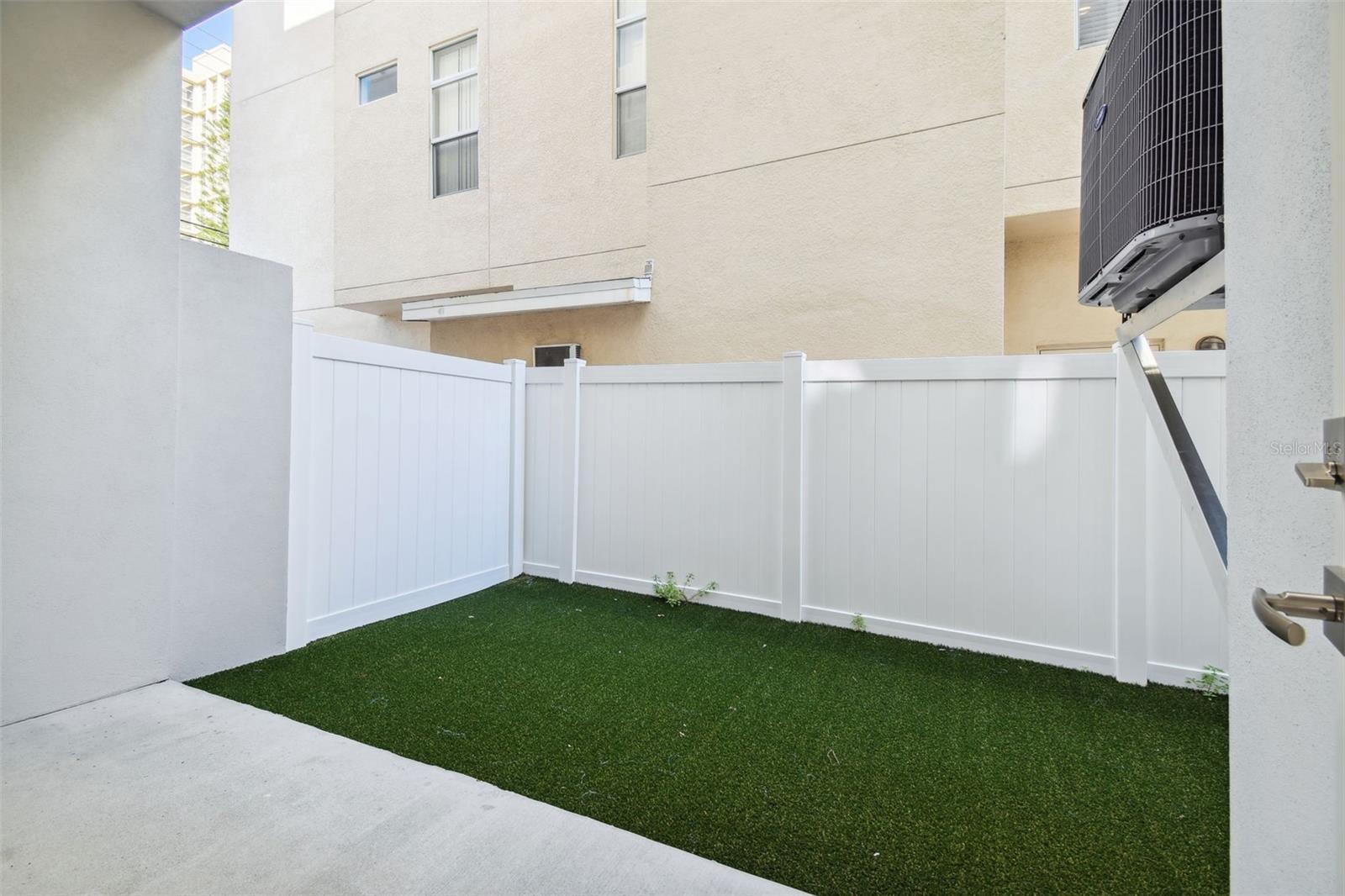 ROYAL TWNHMS - Residential