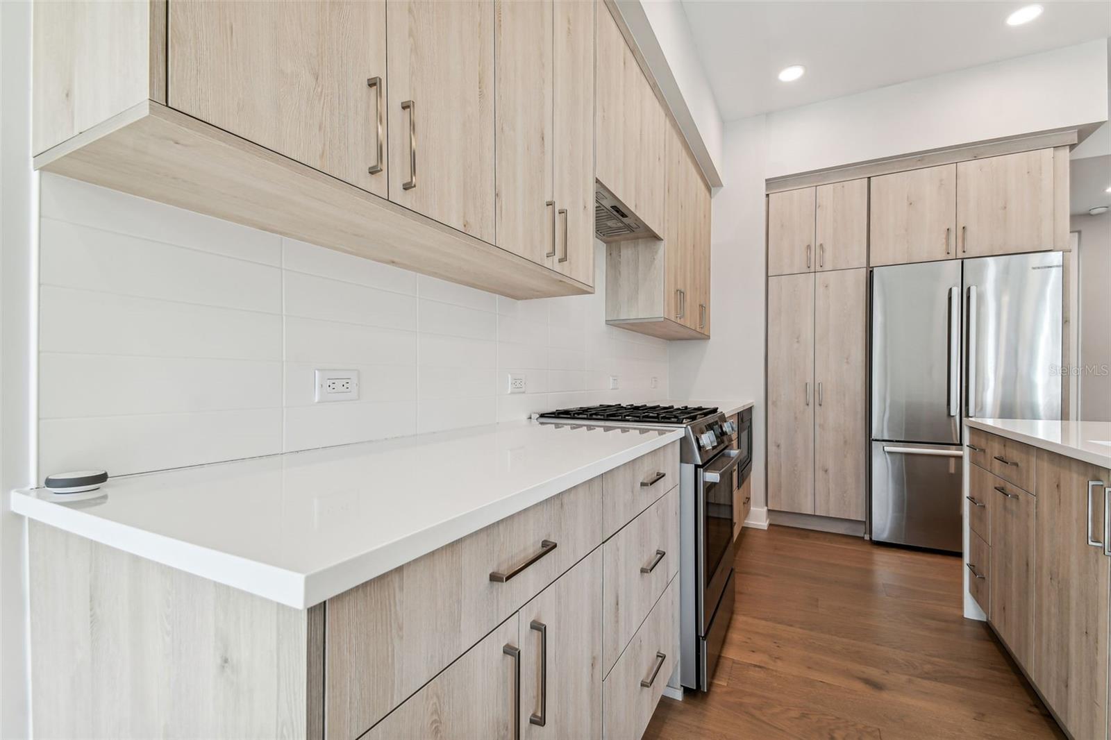 ROYAL TWNHMS - Residential