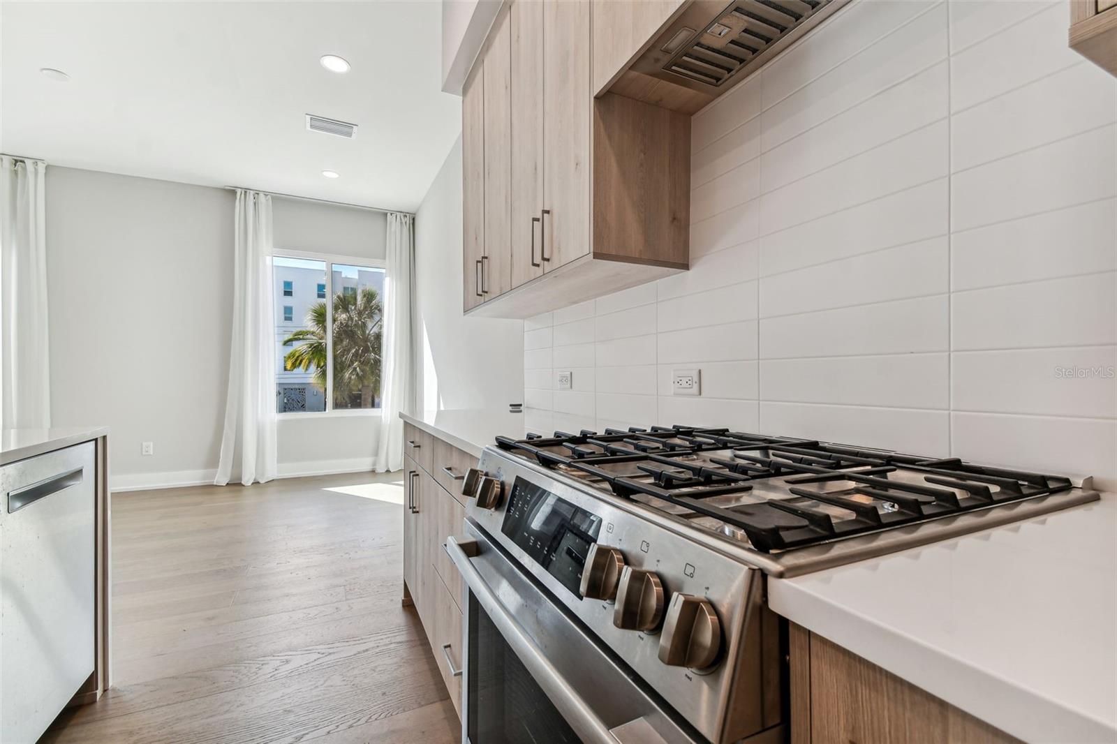 ROYAL TWNHMS - Residential