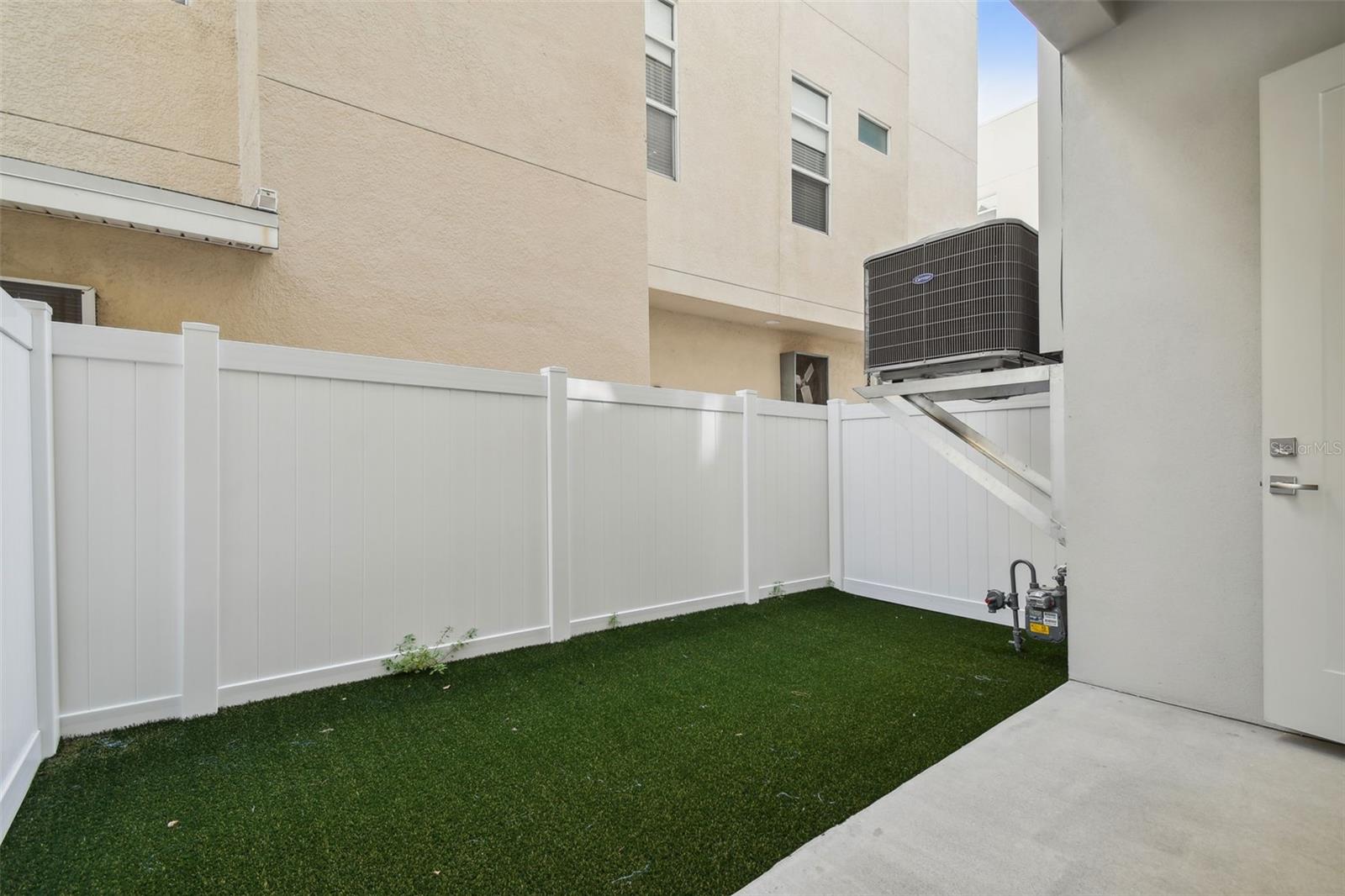 ROYAL TWNHMS - Residential