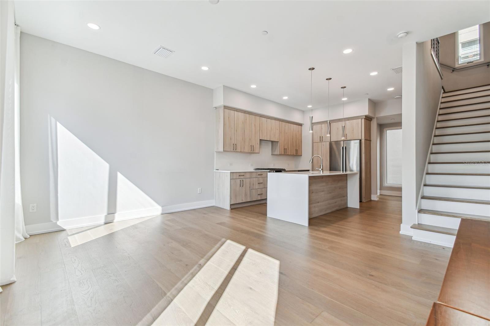 ROYAL TWNHMS - Residential