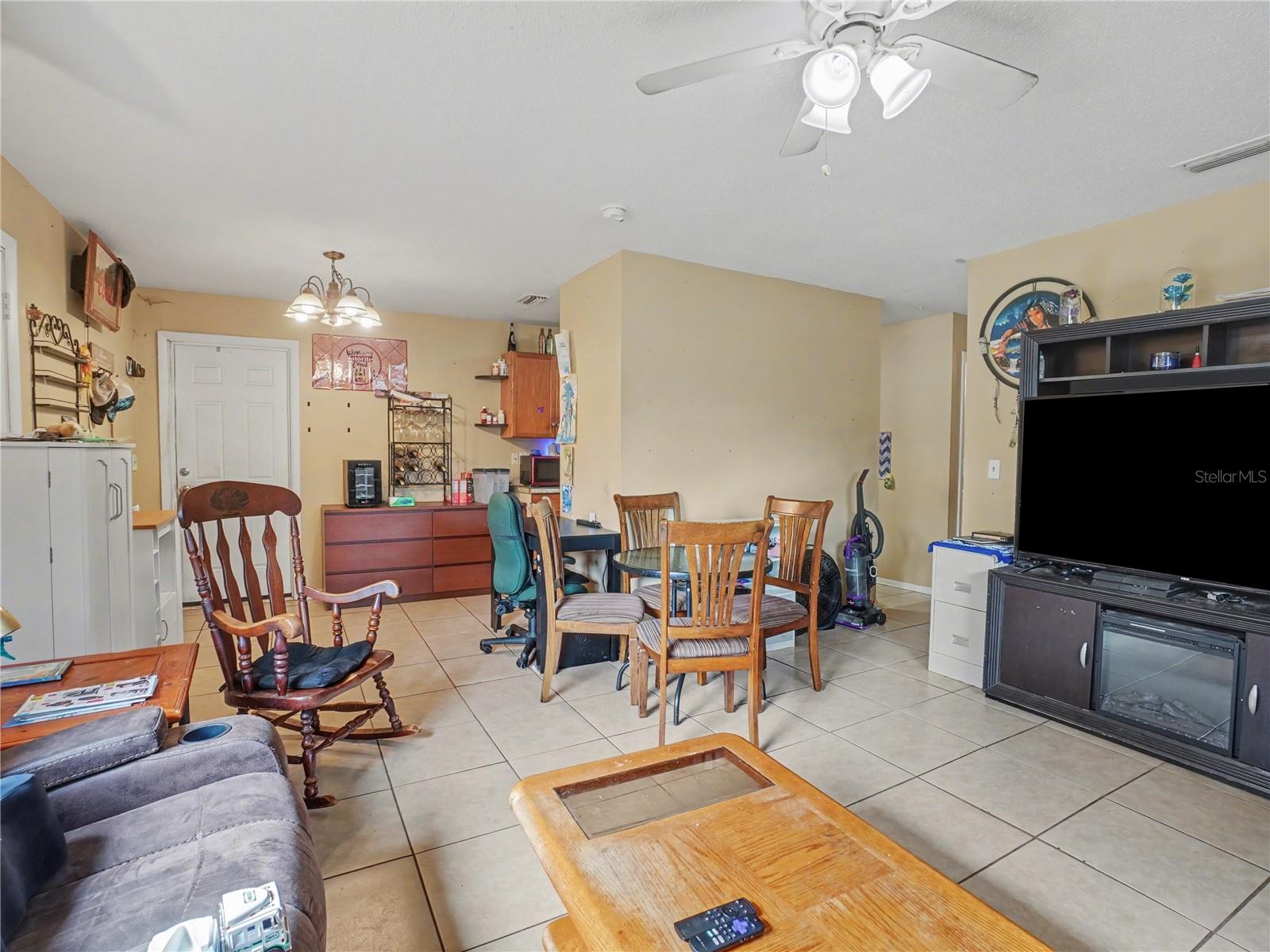 205 W DIVISION STREET