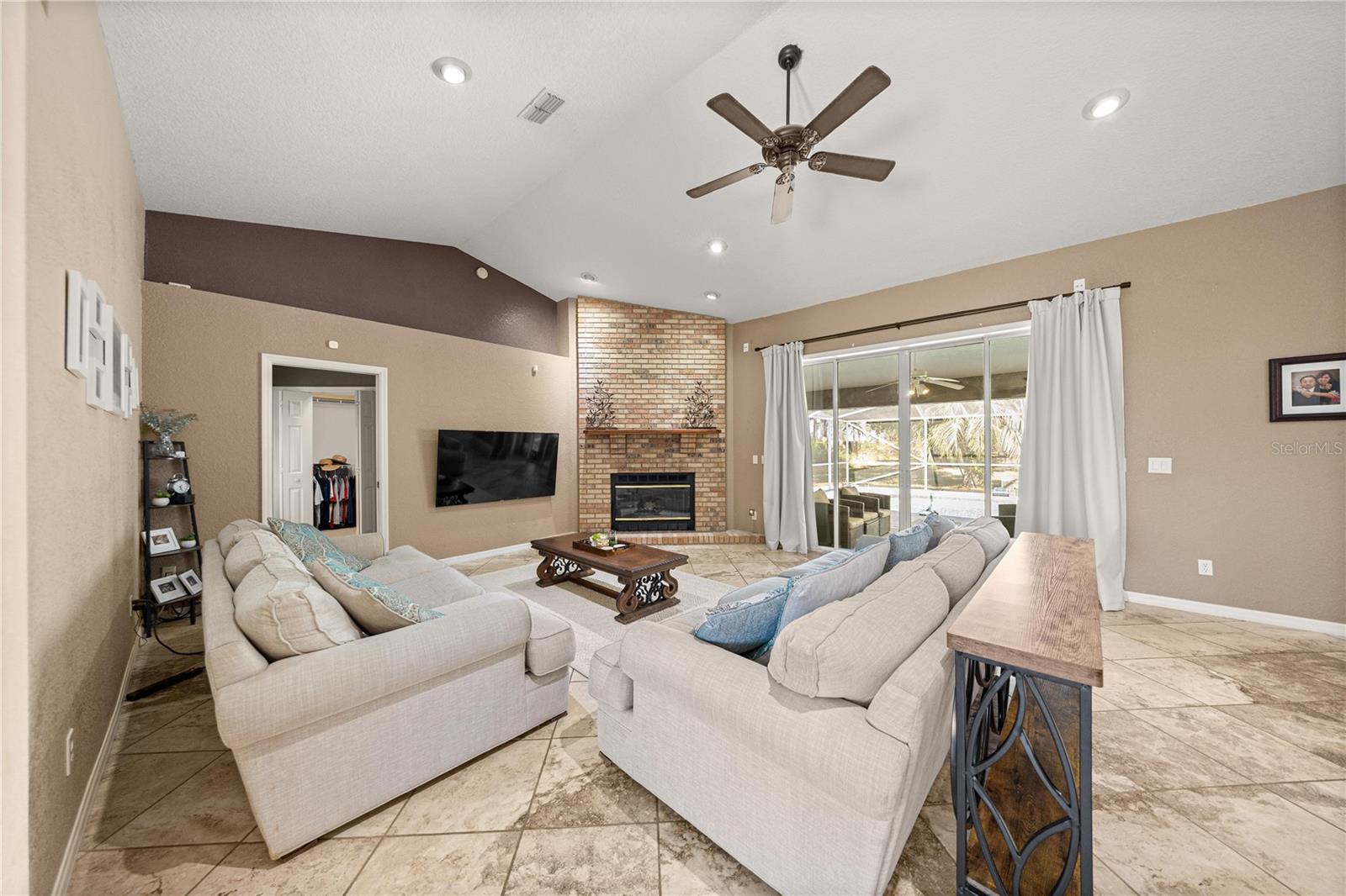 EMERALD POINT - Residential