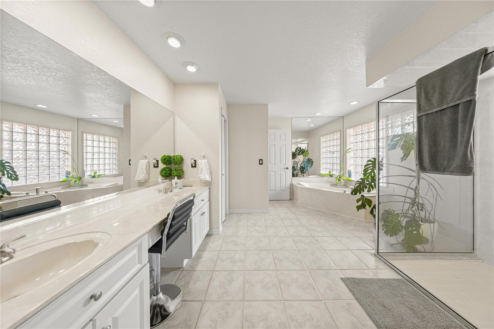 EMERALD POINT - Residential