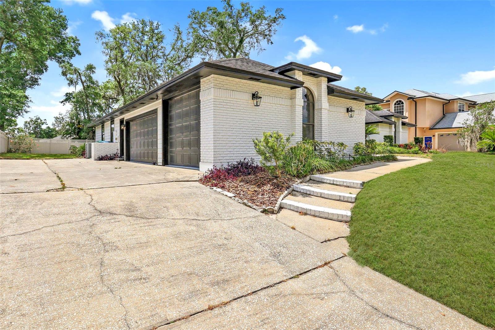 216 SHADY OAKS CIRCLE