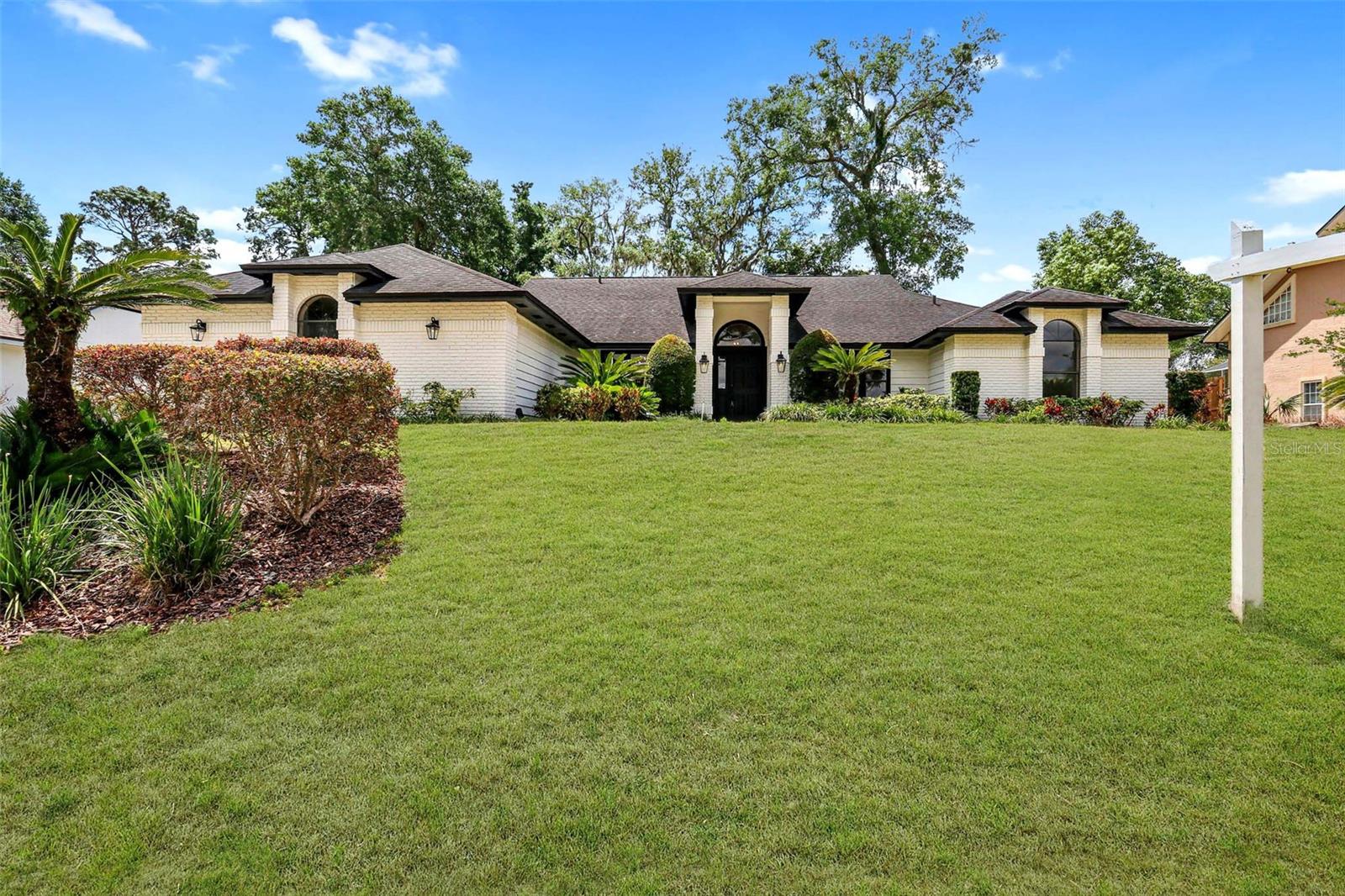 216 SHADY OAKS CIRCLE