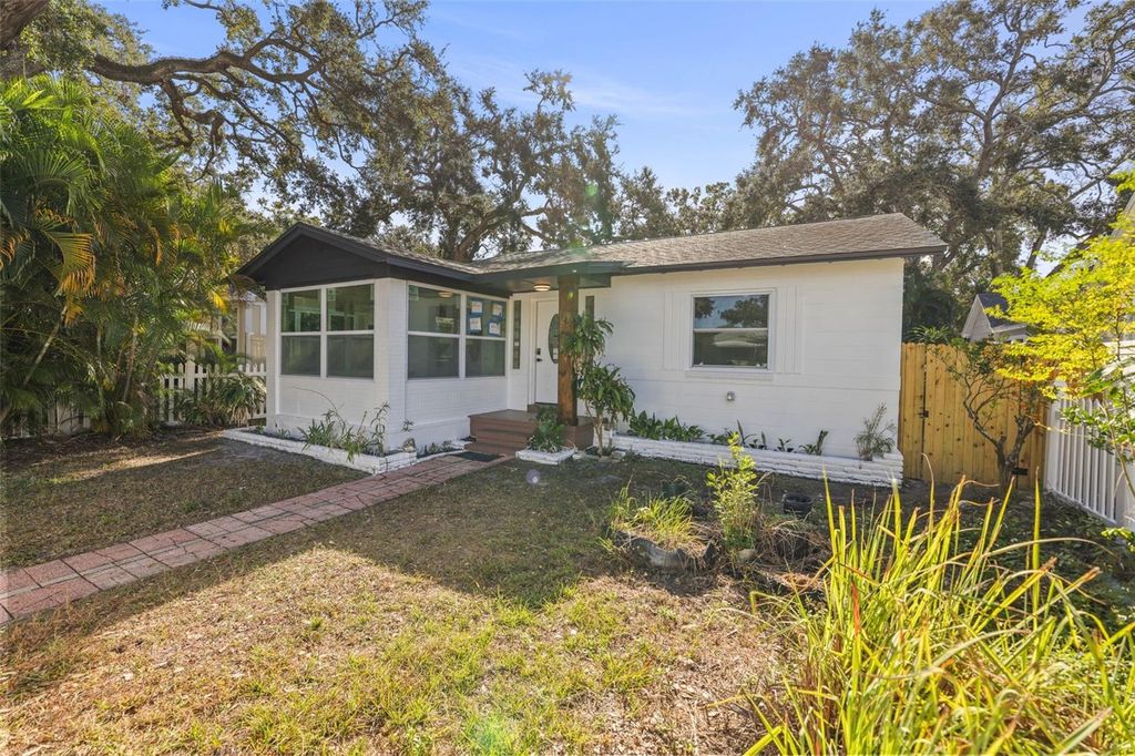 Photo of 1520 20th Avenue N, St Petersburg, FL 33704 (MLS # TB8457646)