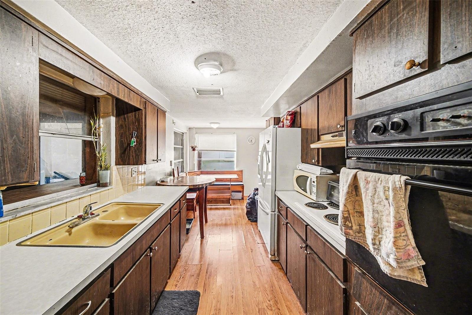 COUNTRY ESTATES - Residential