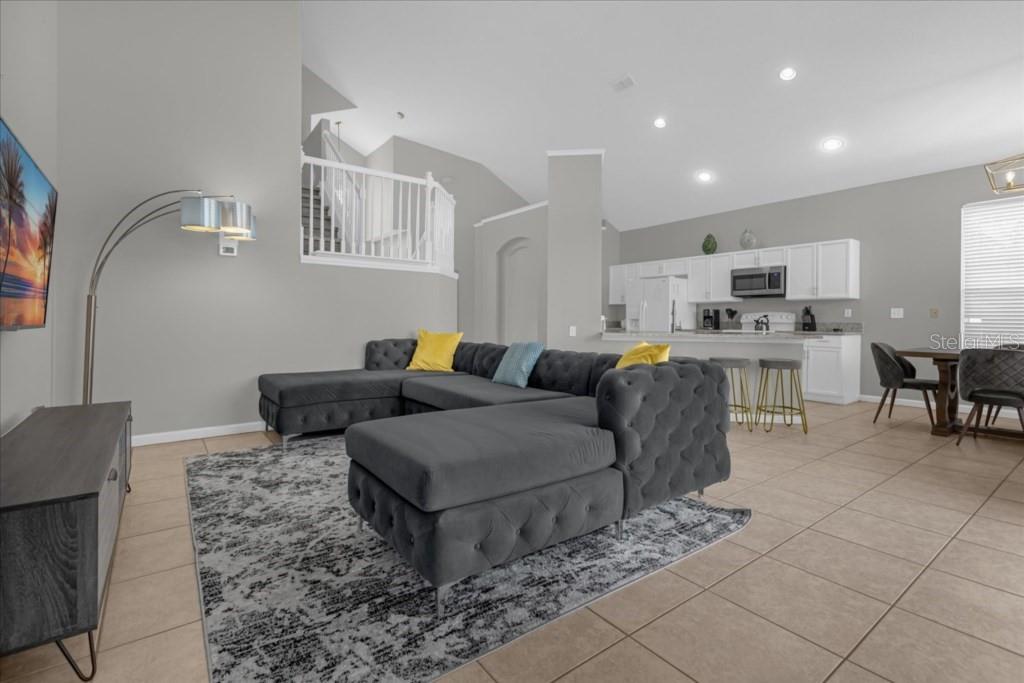 8017 KING PALM CIRCLE