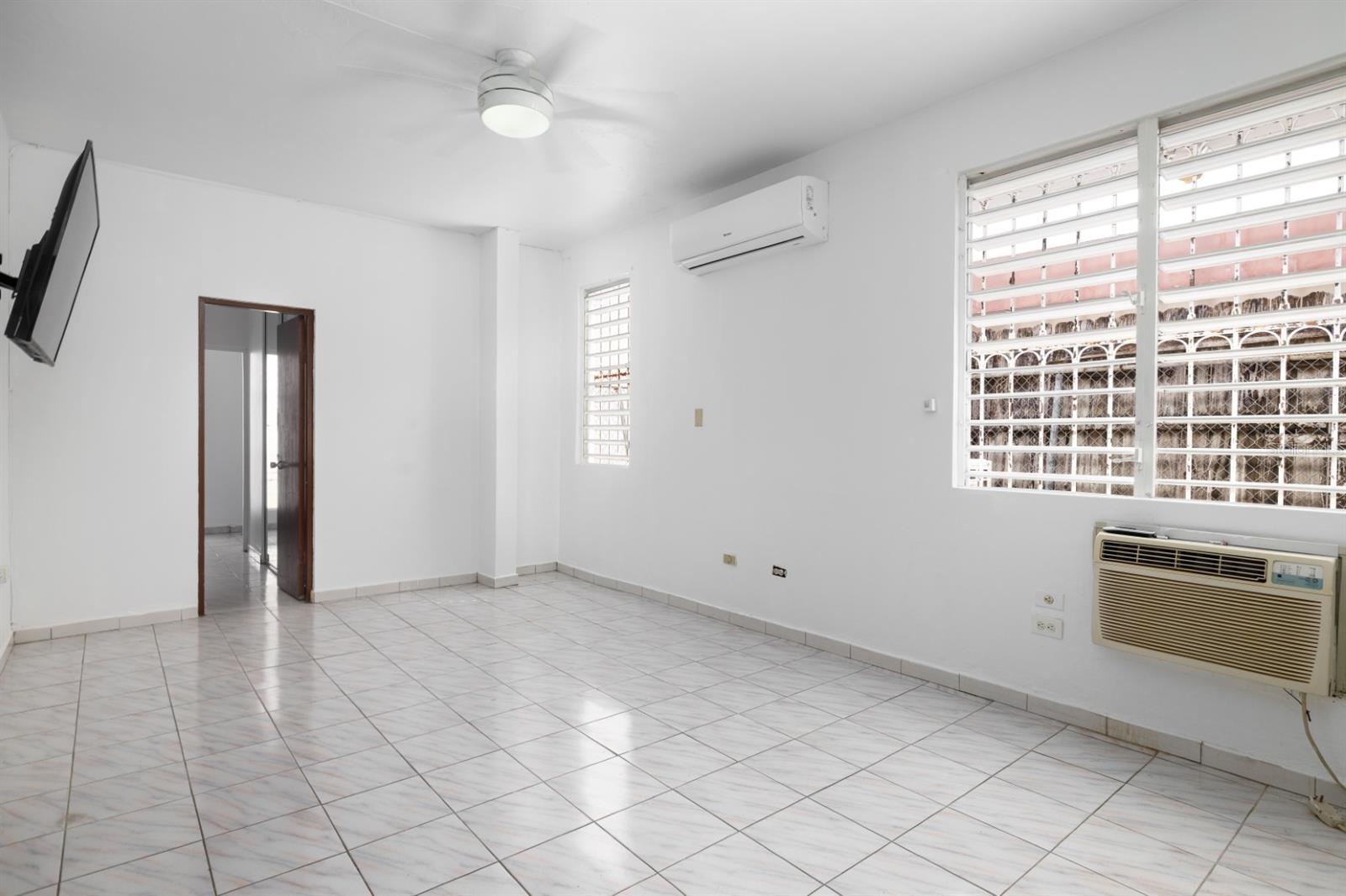 UNIVERSITY GARDENS - Residential