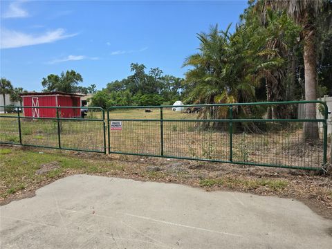 Photo of 11828 County Road 105, Oxford, FL 34484 (MLS # OM700476)