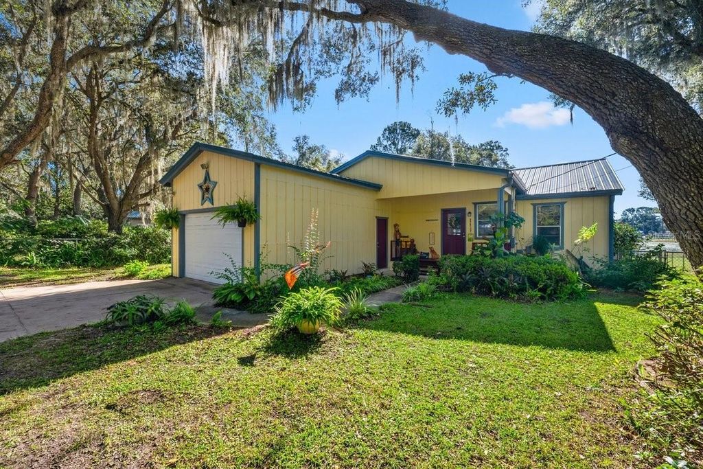 Photo of 832 Lake Shore Terrace, Interlachen, FL 32148 (MLS # GC534819)
