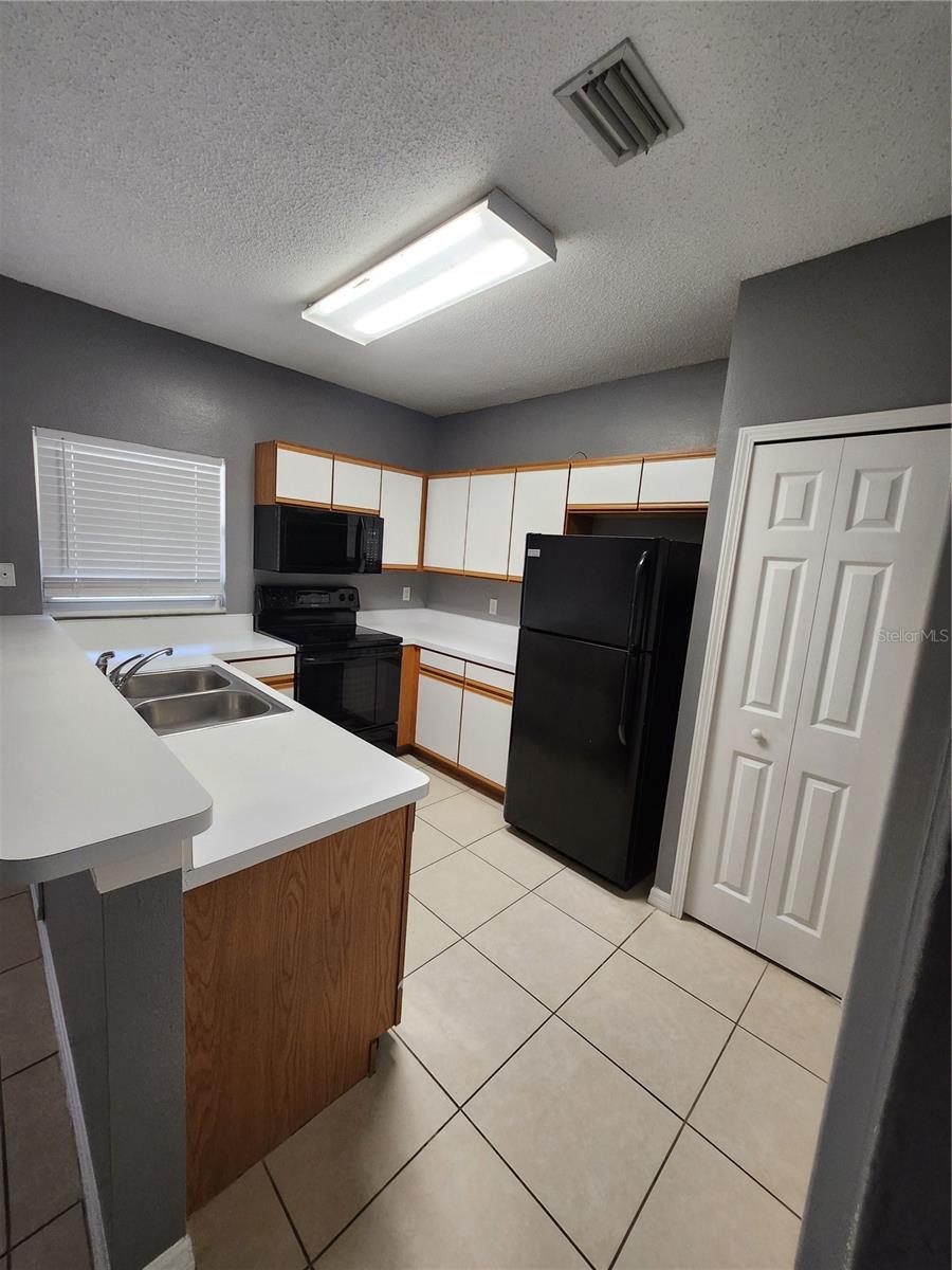 MEADOW POINTE PRCL 16 - Residential Lease