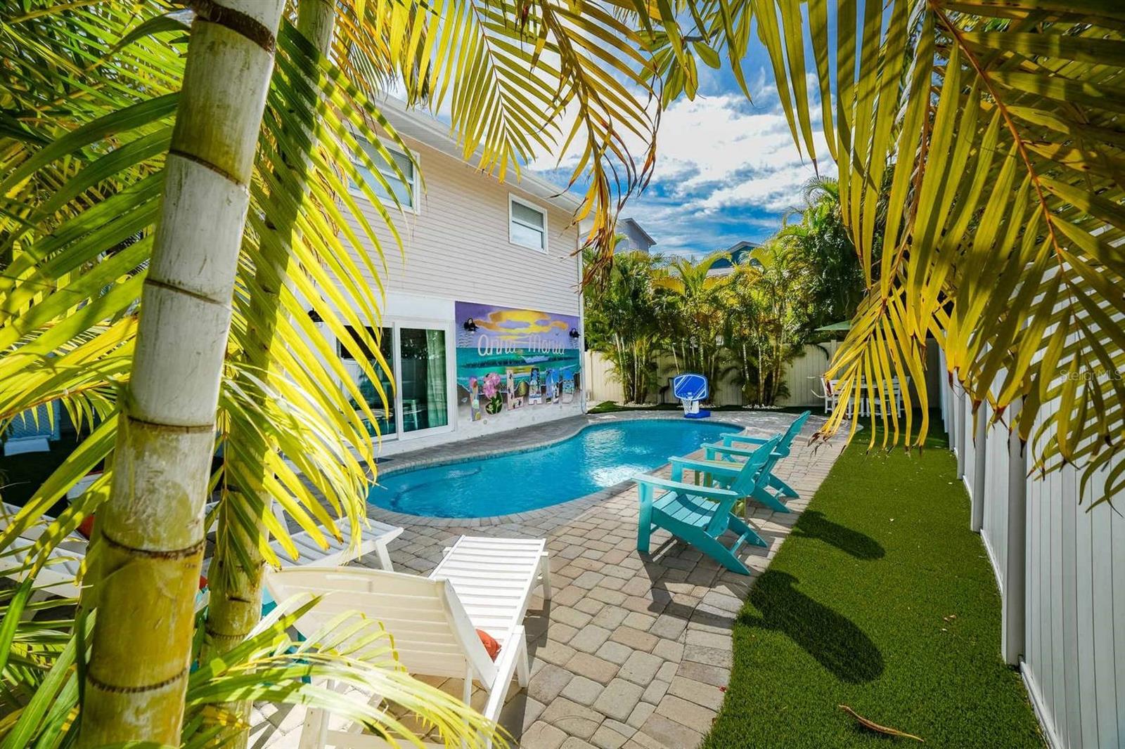 811 JACARANDA ROAD