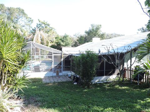 A home in LAKE WALES