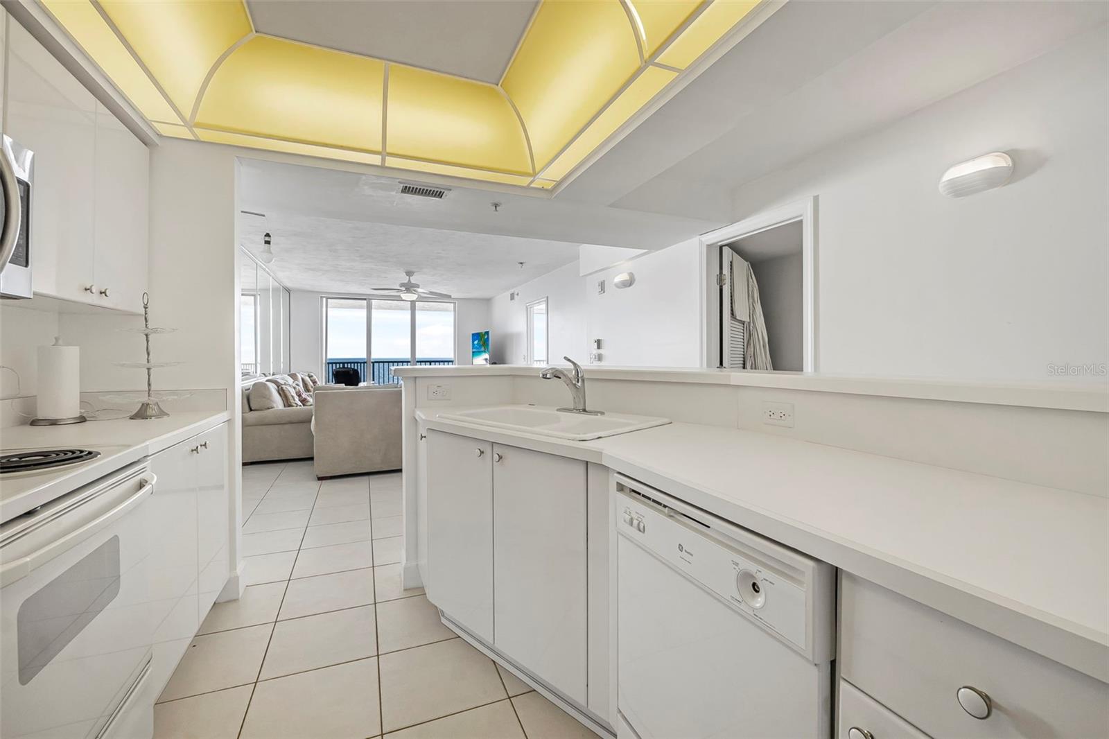 TOWERS 09 CONDO - Residential