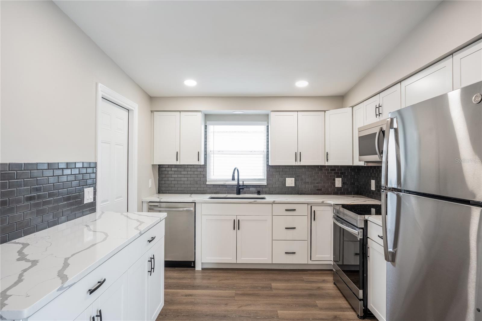 LAKESIDE GARDENS - Residential Lease