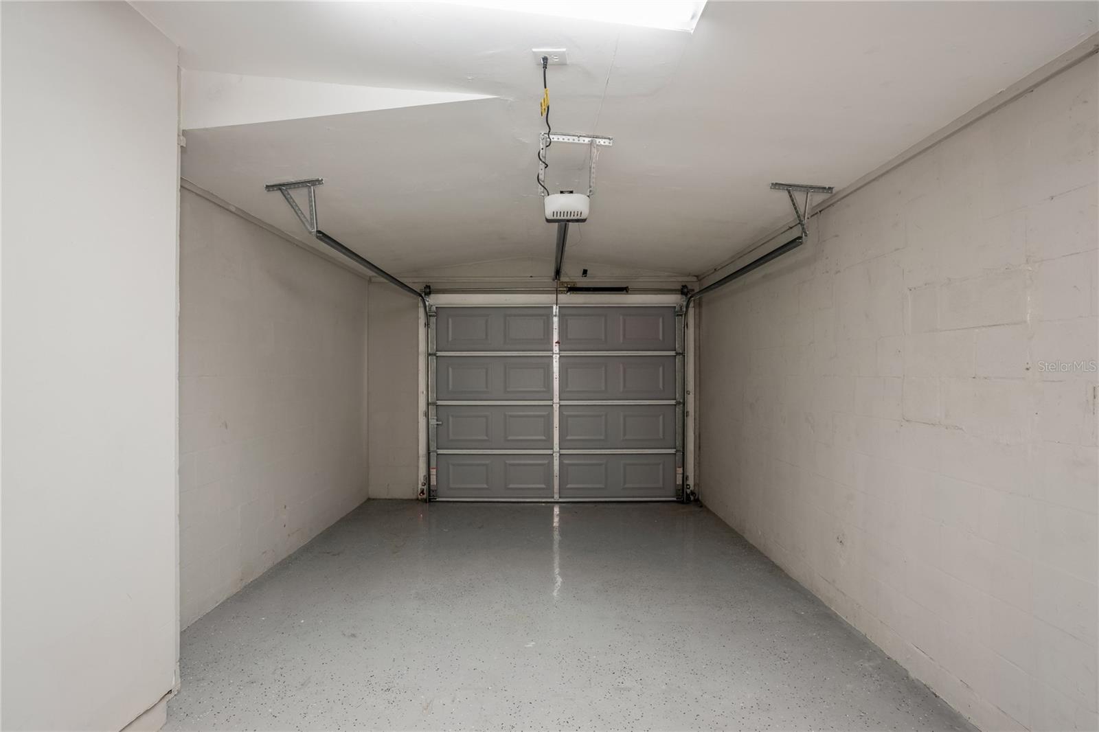 LAKESIDE GARDENS - Residential Lease