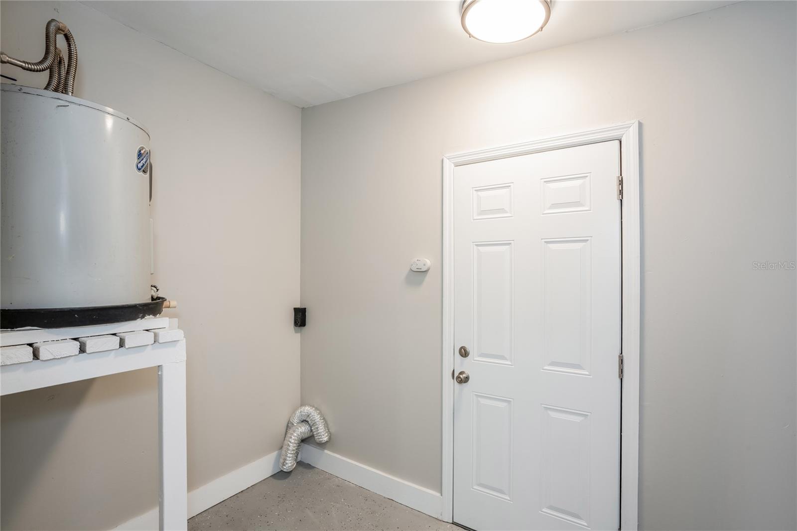 LAKESIDE GARDENS - Residential Lease