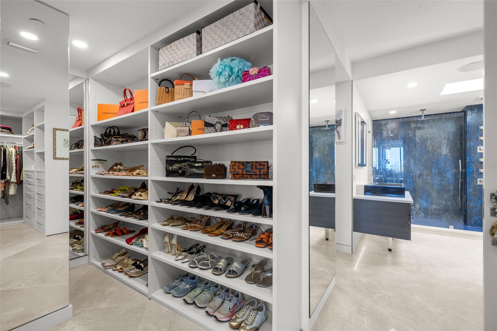 BAY PLAZA - Residential