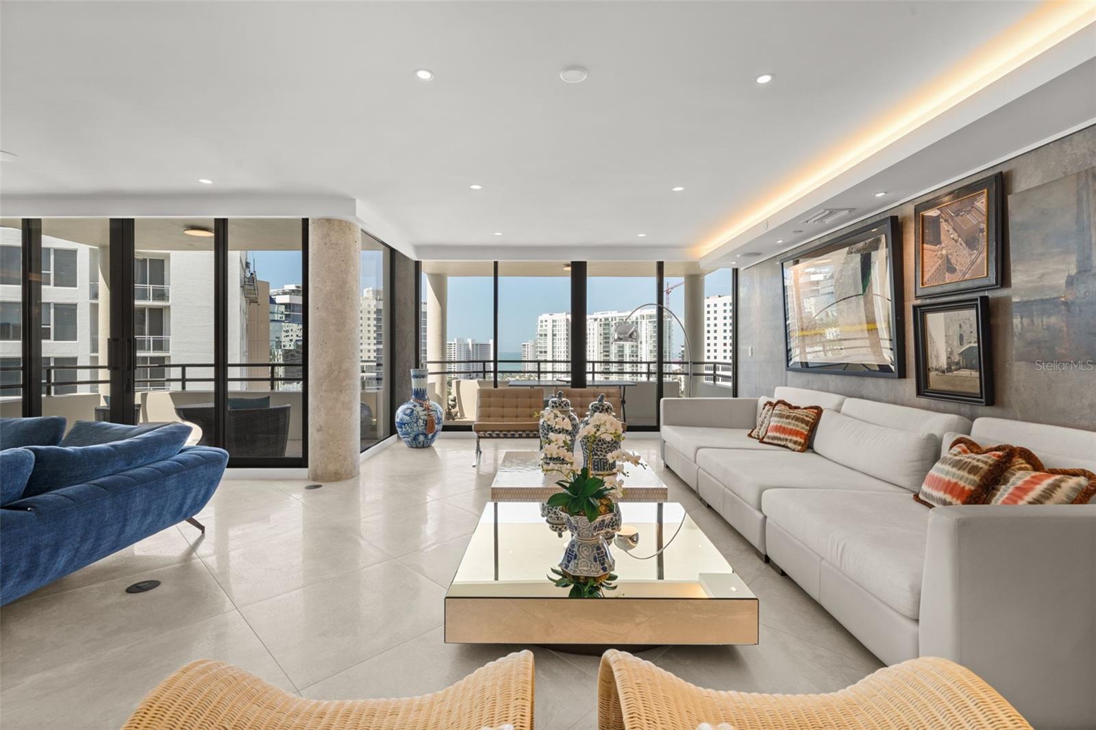 BAY PLAZA - Residential