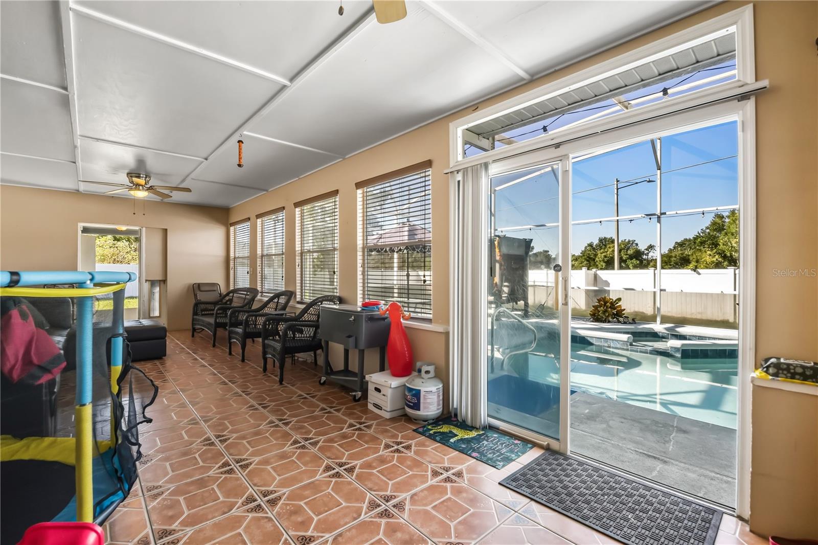 COUNTRY CHASE UNIT 1 - Residential