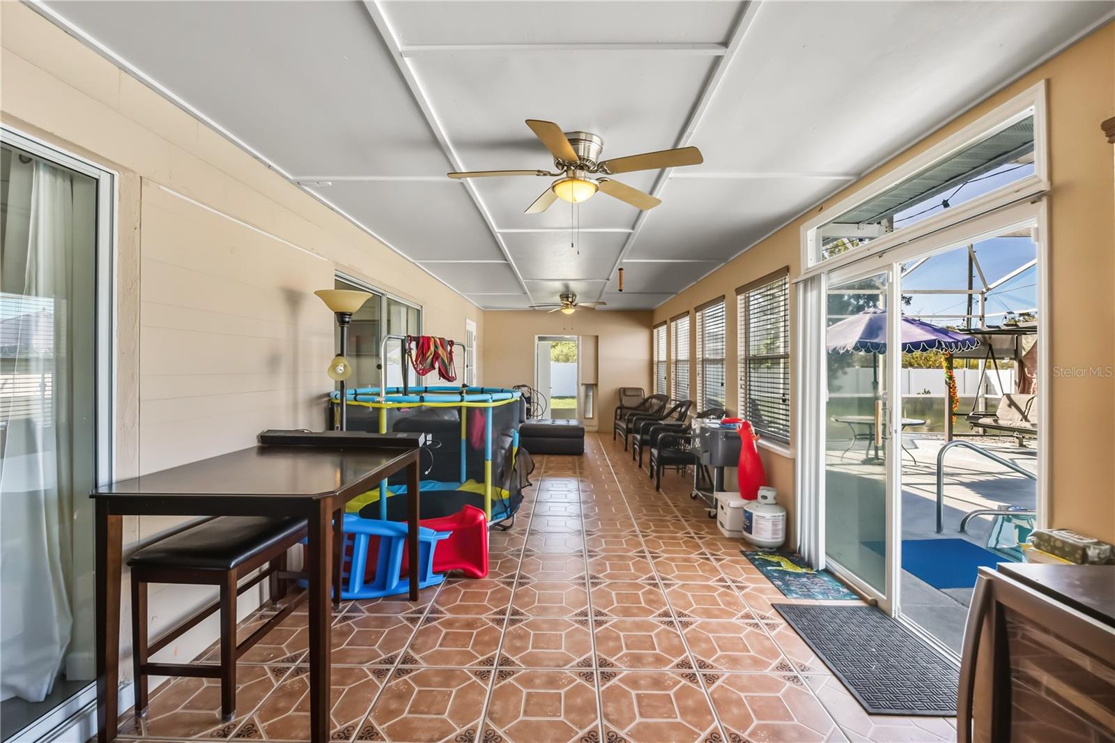 COUNTRY CHASE UNIT 1 - Residential