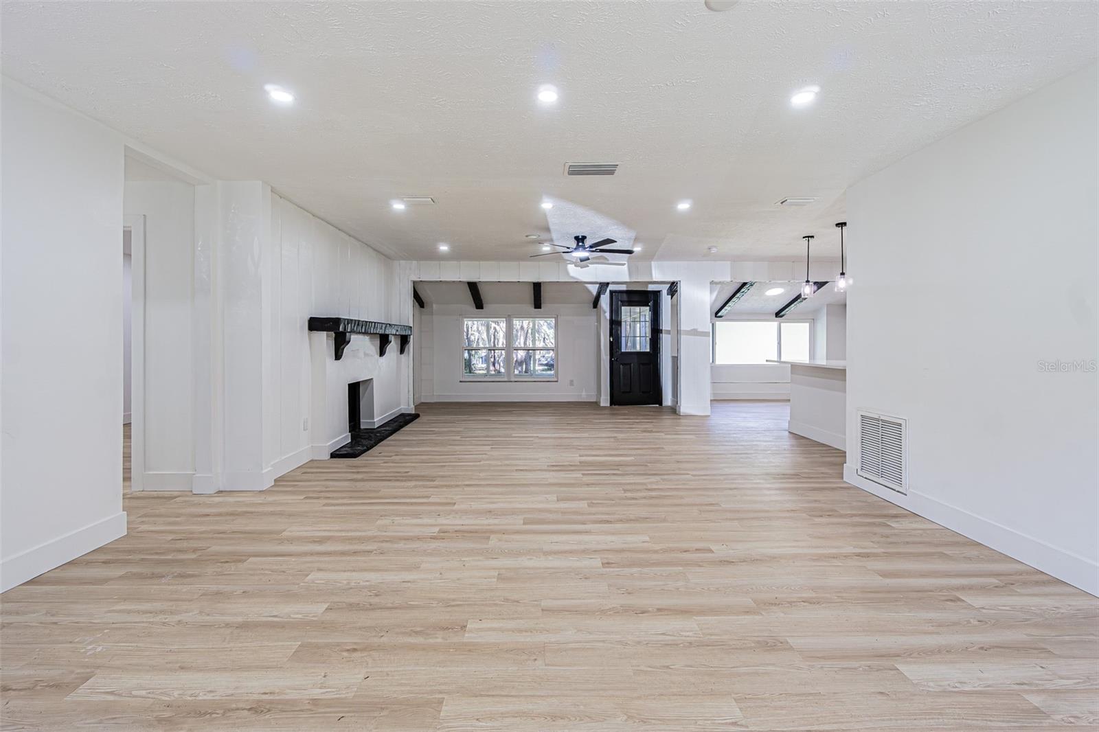 LAKESIDE ESTATES - Residential