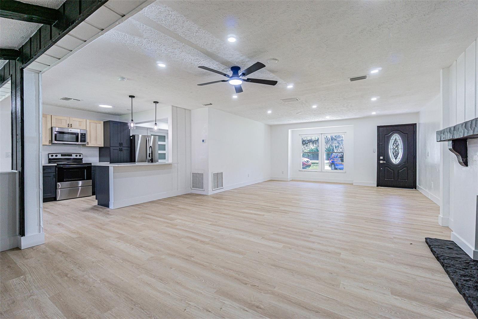 LAKESIDE ESTATES - Residential