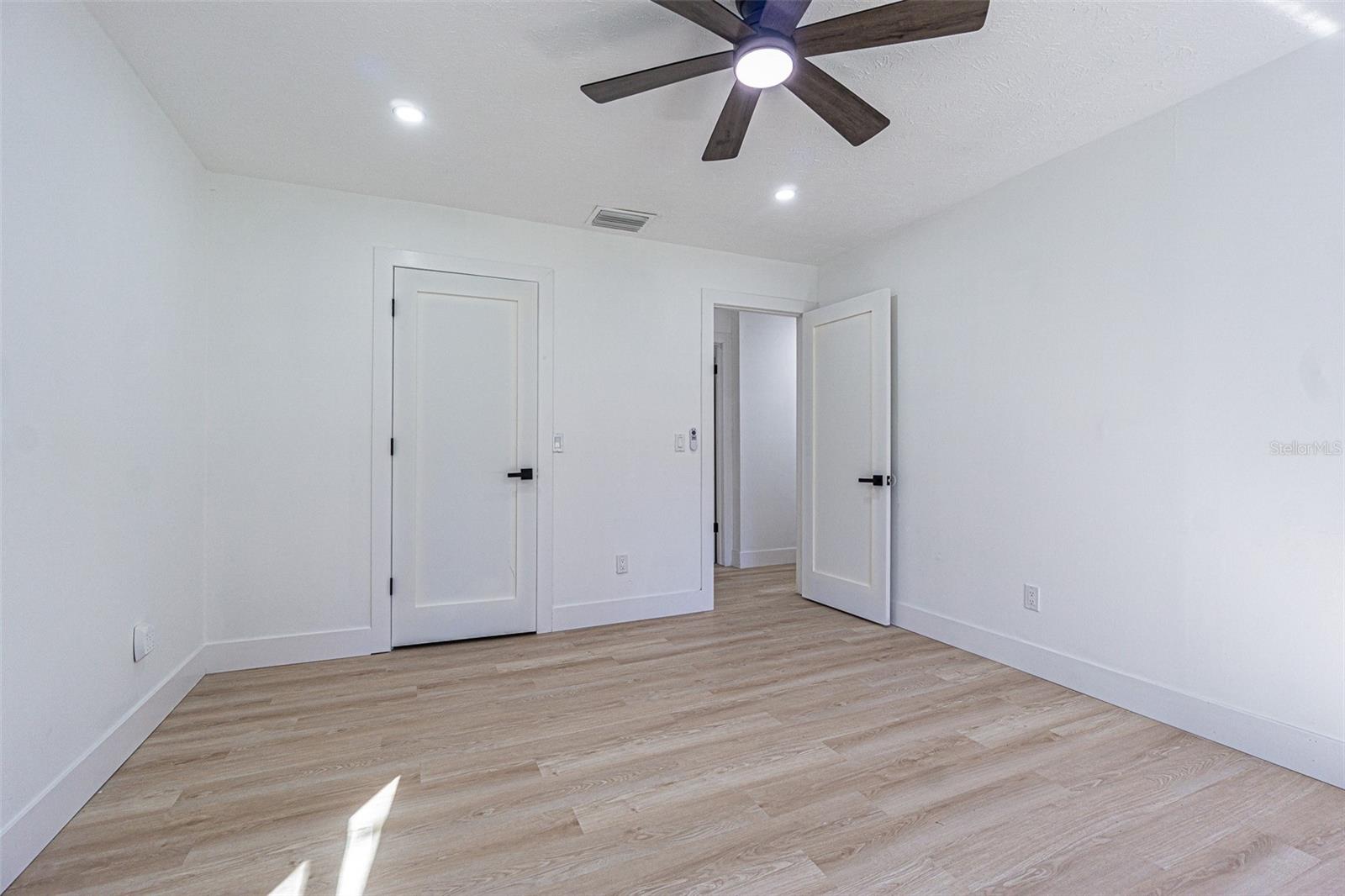 LAKESIDE ESTATES - Residential