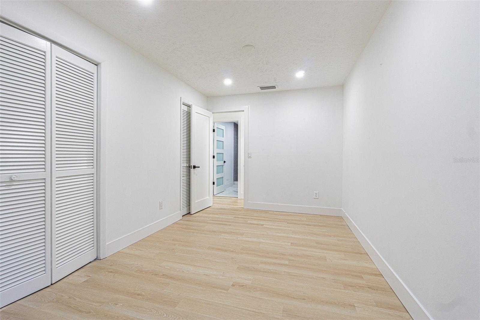 LAKESIDE ESTATES - Residential